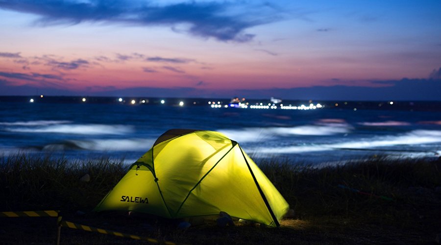 Палатка на берегу моря в Крыму