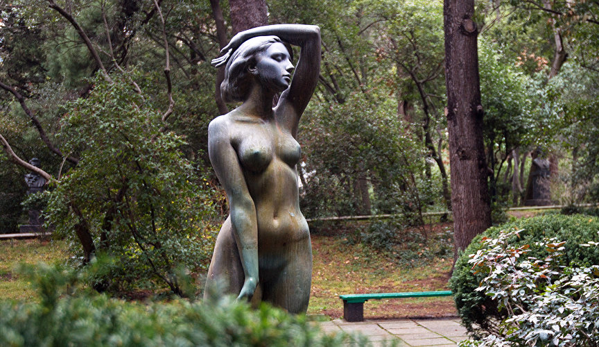 Скульптура в парке санатория «Гурзуфский»