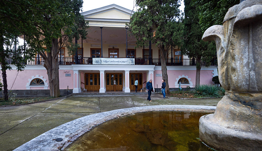 Дом, в котором расположен музей А.С. Пушкина, является самой старой европейской постройкой на Южном берегу Крыма, сооружен в течение 1808-1811 годов
