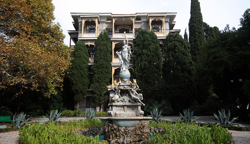 Главное украшение парка санатория «Гурзуфский» - фонтан «Богиня ночи», выполненный в стиле барокко