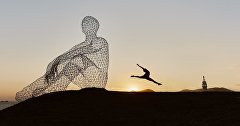 Скульптура «Человек, смотрящий на море»