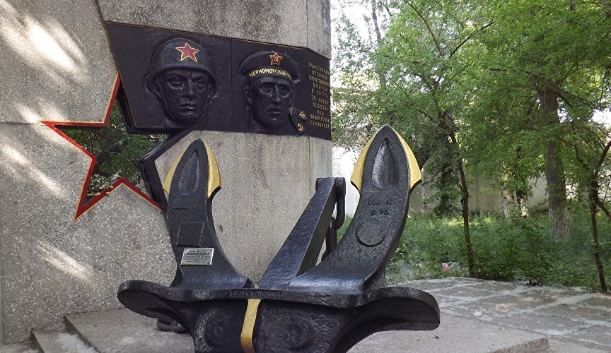 Памятник в честь 30-летия Великой Победы