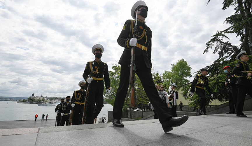 Участники парада в честь 75-летия Победы на Графской пристани в Севастополе