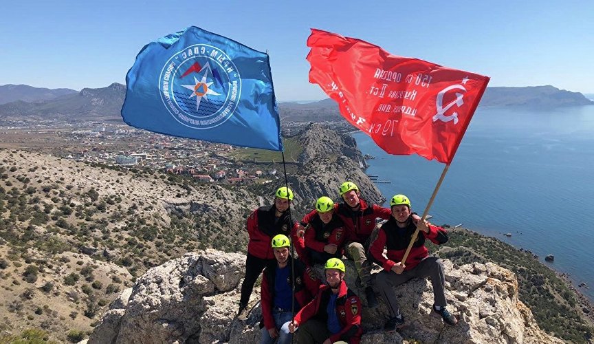 Крымские спасатели установили Знамя Победы на горе Сокол