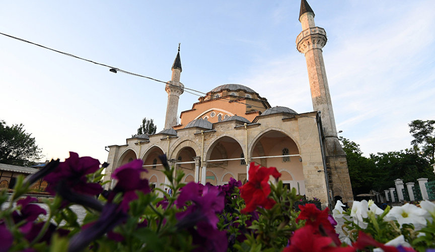 Мечеть Джума-Джами, одна из крупнейших в Крыму, была построена в середине XVI в. В настоящий момент это действующий храм