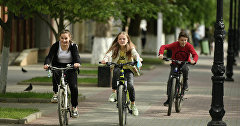 Дети катаются на велосипедах в Саках
