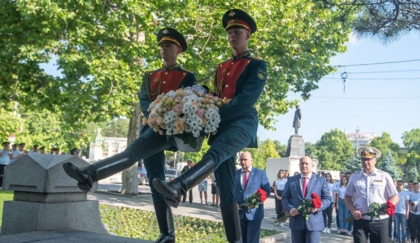 Возложение цветов к памятнику в честь 200-летия основания Севастополя