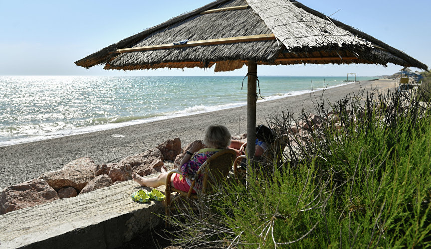 Отдыхающие на пляже санатория «Полтава»