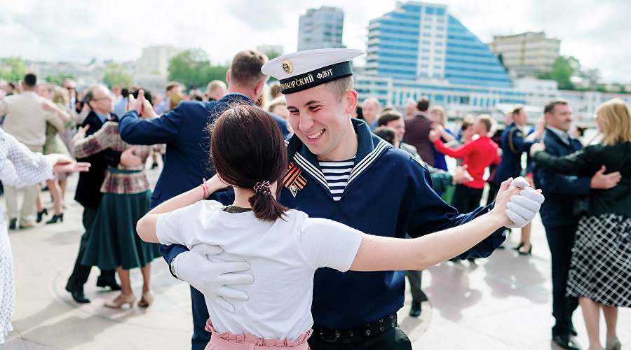 Участники акции «За Победу танцуй до победного!» Участники акции «За Победу танцуй до победного!»
