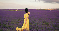 Девушка в лавандовом поле в Крыму