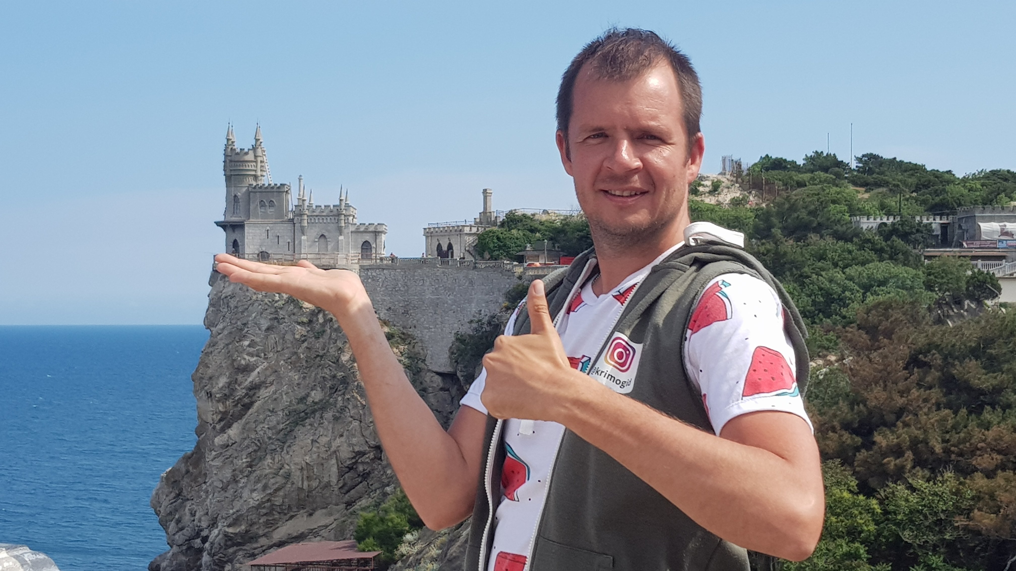 Иван Коваленко на фоне замка «Ласточкино гнездо» Иван Коваленко на фоне замка «Ласточкино гнездо»