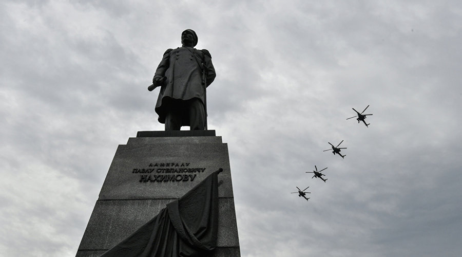 Памятник адмиралу Нахимову в Севастополе