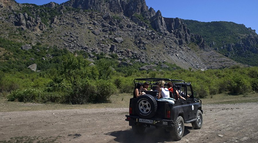 Туристы на экскурсии в окрестностях горы Демерджи