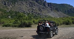 Туристы на экскурсии в окрестностях горы Демерджи