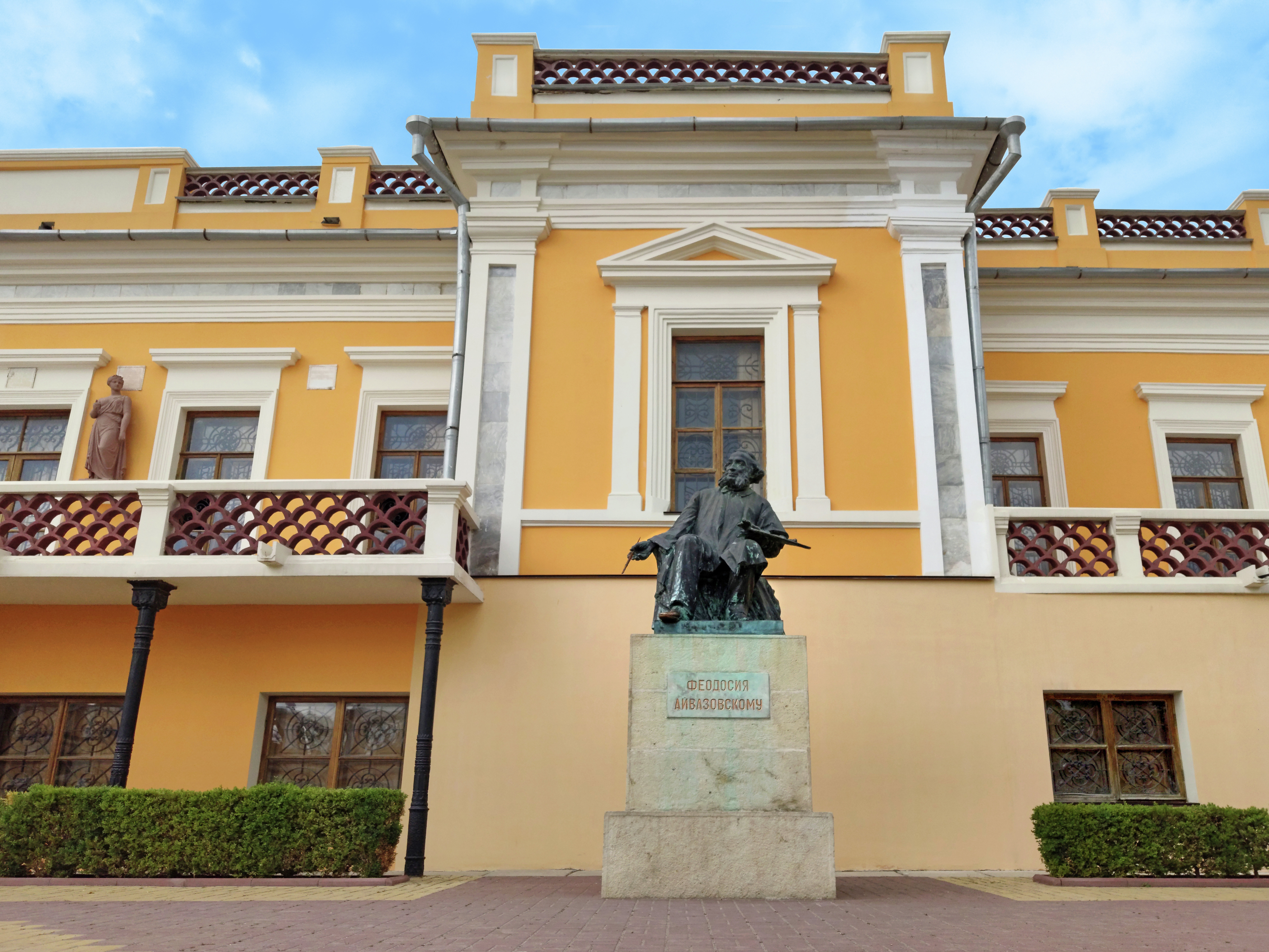 Памятник Ивану Айвазовскому у картинной галереи в Феодосии