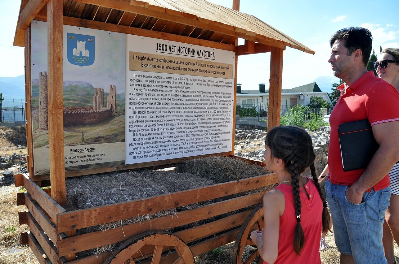 Информационный стенд, рассказывающий об истории крепости Алустон