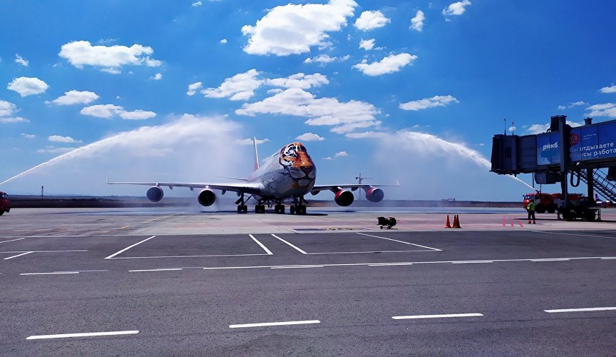 «Водная арка» в качестве приветствия самолета из Владивостока