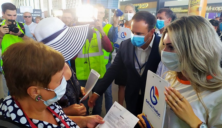 Министр курортов и туризма Крыма Вадим Волченко встречает пассажиров рейса из Владивостока