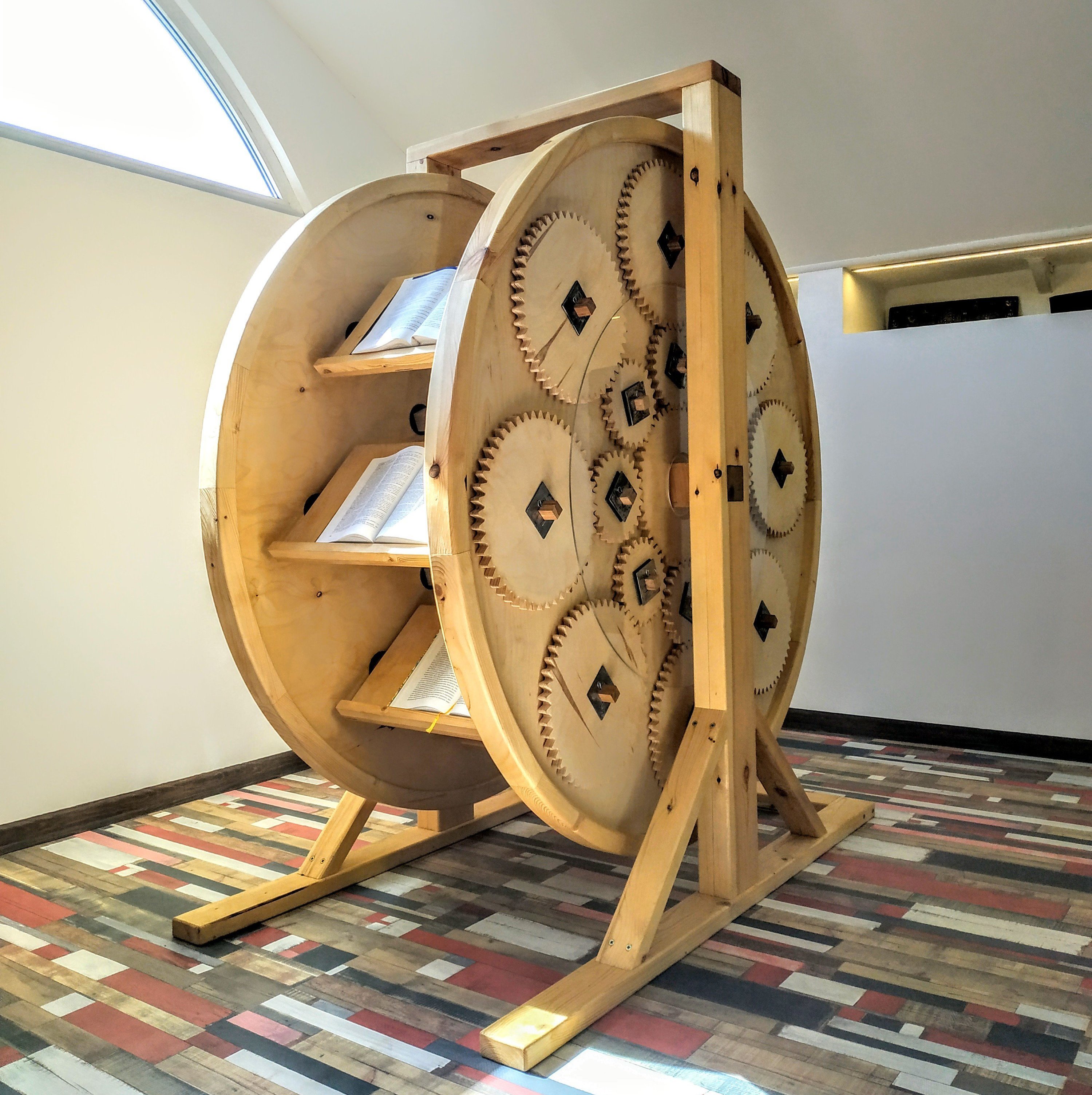 Книжное колесо в Музее языков мира в посёлке Зеленогорье (Алушта)