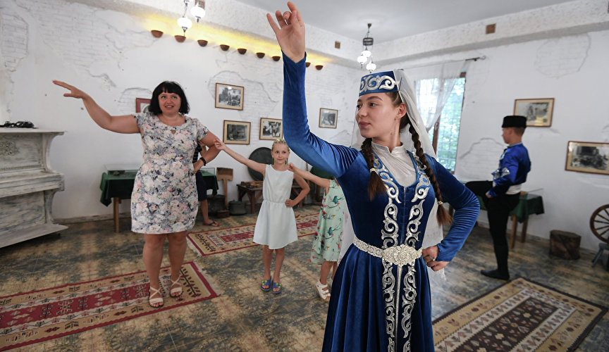 Посетители культурно-этнографического центра «В гостях у крымских татар» разучивают национальный танец