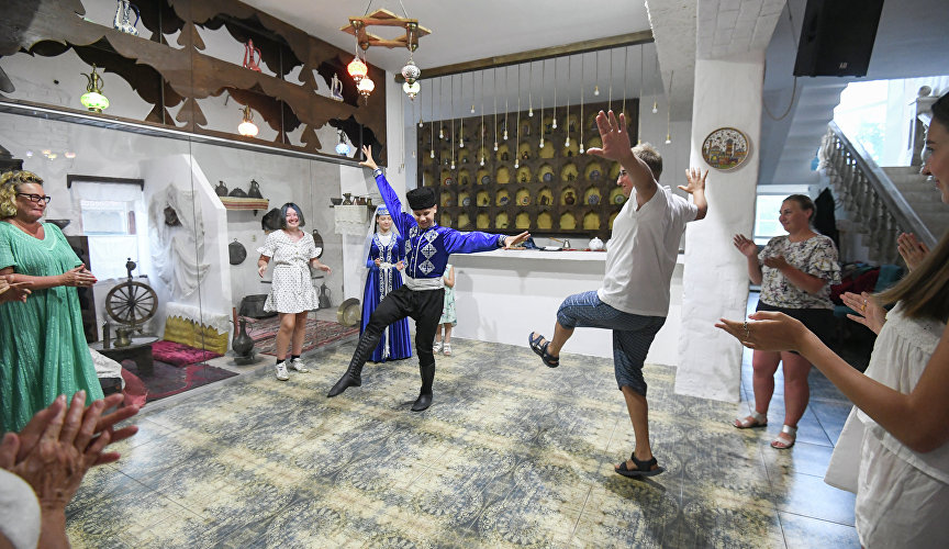 Посетители культурно-этнографического центра «В гостях у крымских татар» разучивают национальный танец