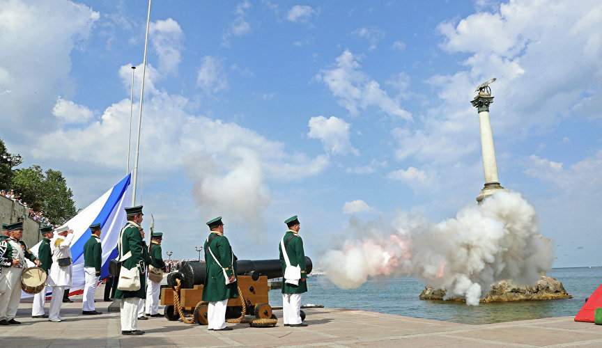 Выстрел из корабельного орудия XIX века на праздновании Дня ВМФ