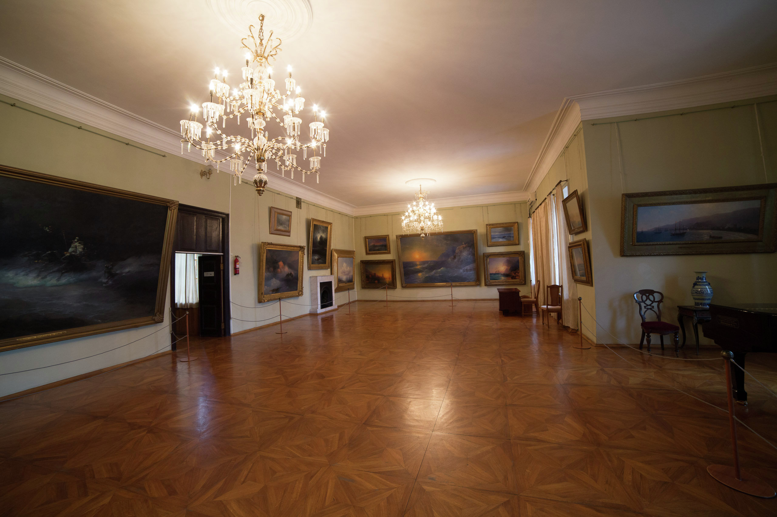Зал картинной галереи Айвазовского 