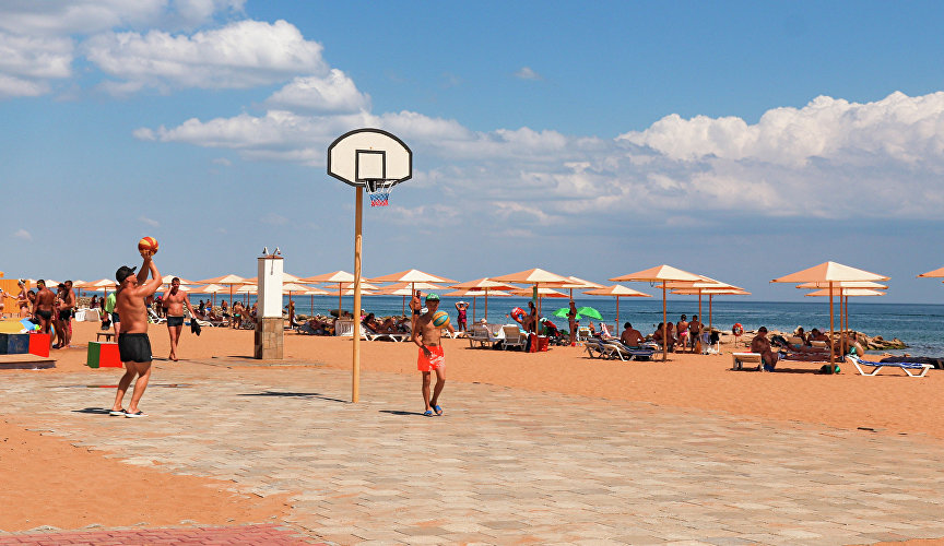 Отдыхающие играют в волейбол на пляже в Феодосии