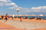 Отдыхающие играют в волейбол на пляже в Феодосии