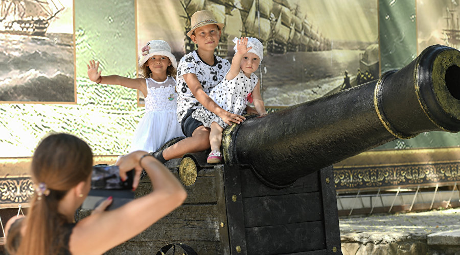 Дети фотографируются в Феодосии