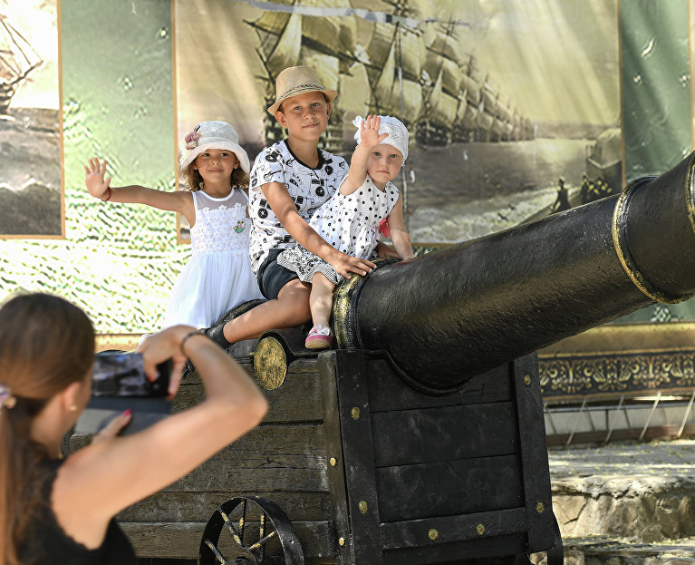 Дети фотографируются в Феодосии
