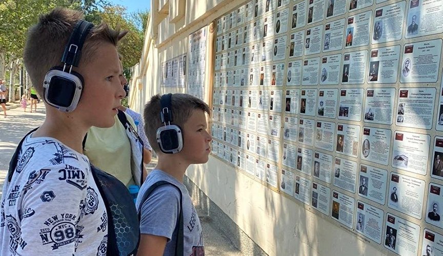 Подростки слушают аудиоспектакль «Тайна старого криптекса»