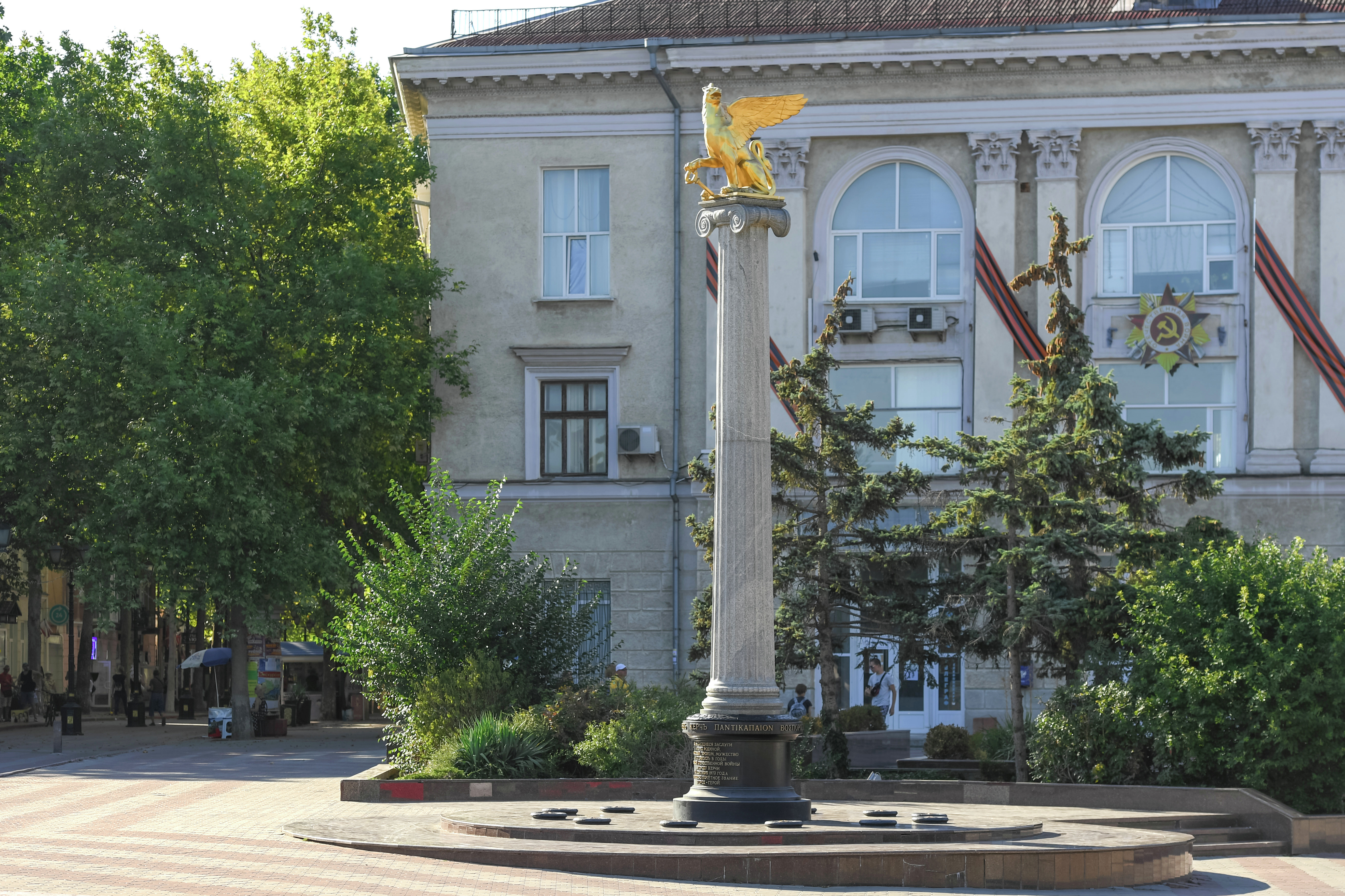 Стела городов-героев в Керчи 