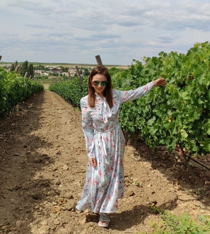 Ирина Пудова на винограднике в Крыму