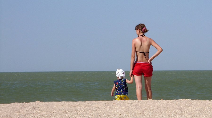 Женщина с ребенком на пляже