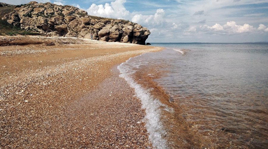 Отдыхающие на пляже в азовском море расчищают себе дорожку в море - BEST XXX TUBE