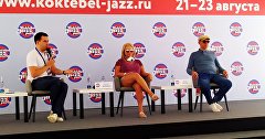 Лариса Долина (в центре) и Яков окунь (справа) на пресс-конференции на фестивале Koktebel Jazz Party
