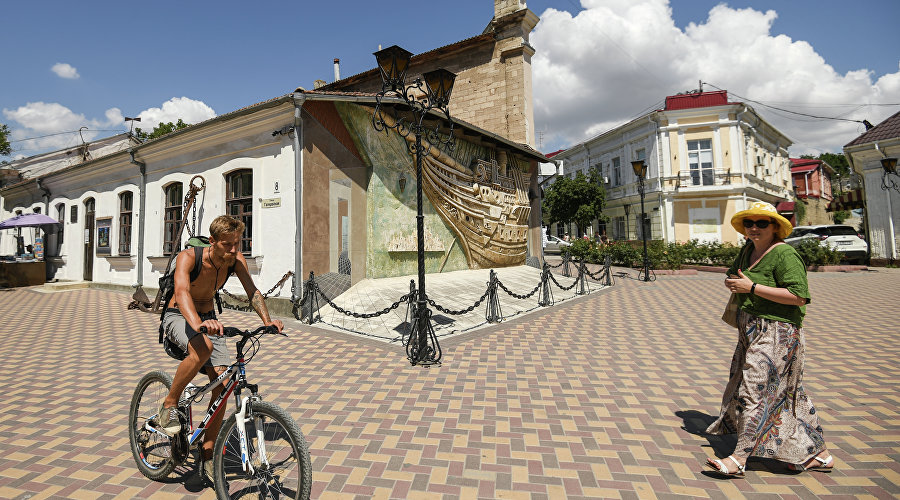 Отдыхающие возле музея Грина в Феодосии