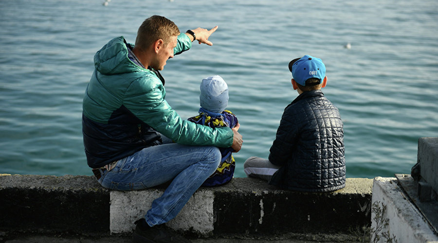 Мужчина с детьми в Ялте