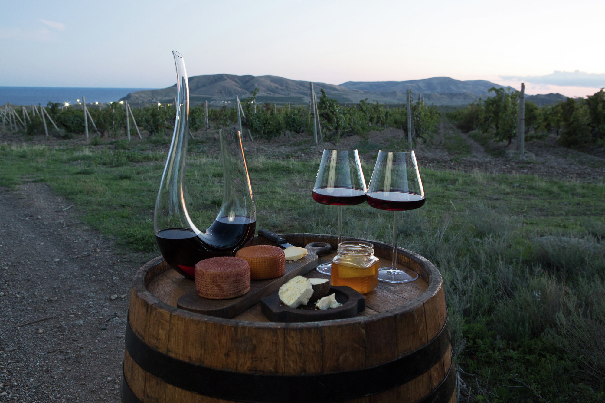 Крымское вино, сыр и мёд