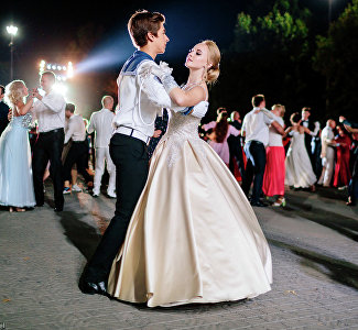 Сотни пар, более 20 танцев: как прошёл бал на площади Нахимова в Севастополе