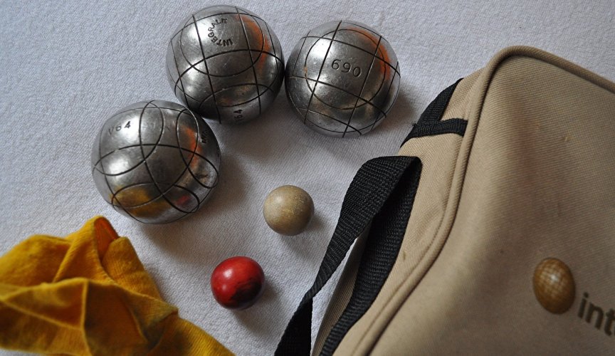 Спорт бросание металлических шаров 6 букв. Петанк. Петанк игра. Боулспорт. Игра со стальными шарами.