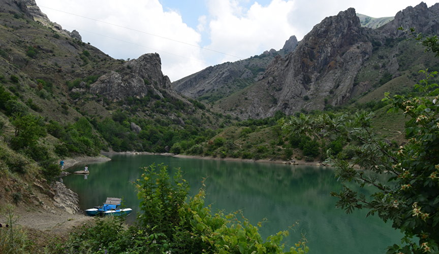 Озеро в урочище Панагия в селе Зеленогорье Алуштинского региона