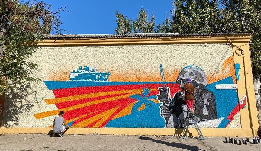 Участники форума «Таврида» создают граффити в Феодосии