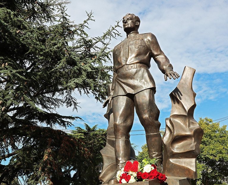Открытие памятника Амет-Хану Султану
