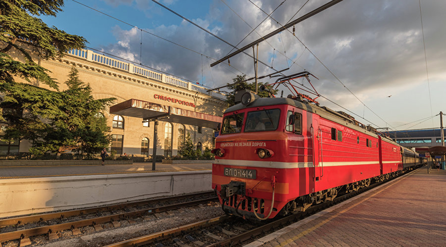 Поезд на вокзале в Симферополе