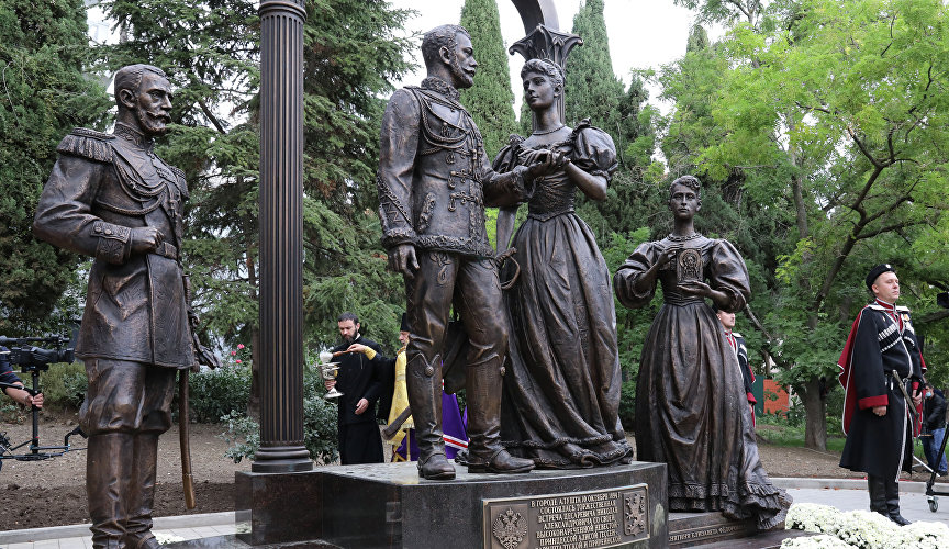 Памятник цесаревичу Николаю Александровичу и принцессе Алисе 