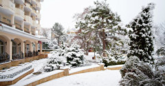 Снег на территории курортного комплекса «Алые Паруса»