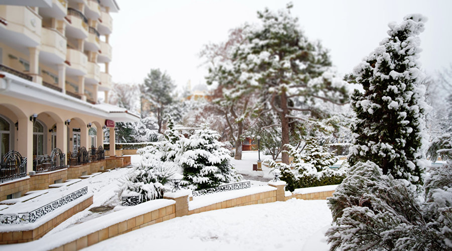 Снег на территории курортного комплекса «Алые Паруса»