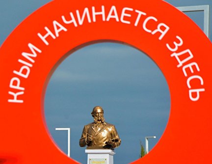 Памятник Ивану Айвазовскому в аэропорту Симферополь
